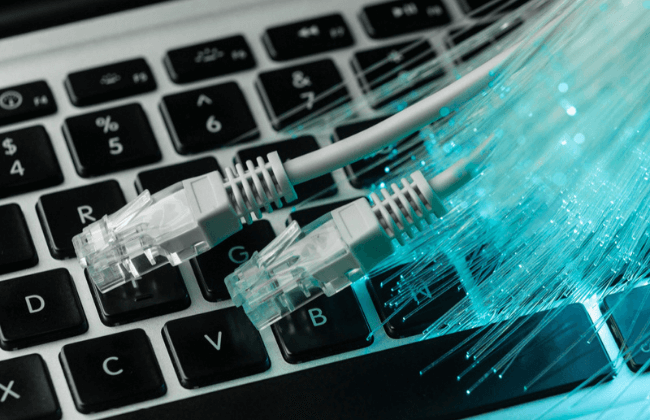 Quais são as principais características da fibra óptica?